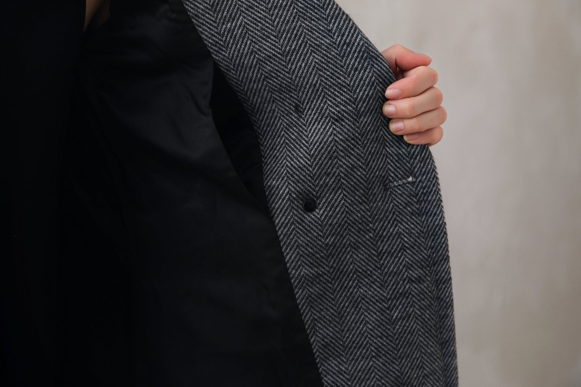 Tailored Herringbone Wool Coat – Belted Double-Breasted